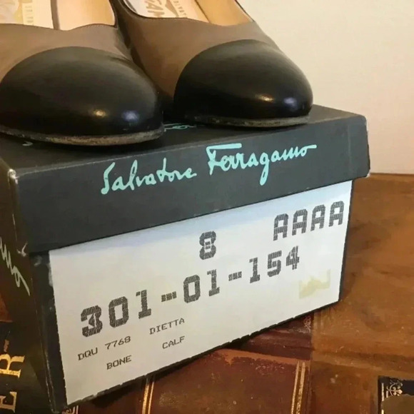 Vintage Salvatore Ferragamo Slingback Two-Tone Shoes. - Picture 4 of 5